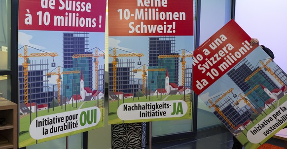 Plakate der SVP zur keine 10 Millionen Schweiz, Nachhaltigkeitsinitiative, stehen im Medienzentrum am Dienstag, 24. Maerz 2026, in Bern. (KEYSTONE/Peter Schneider)