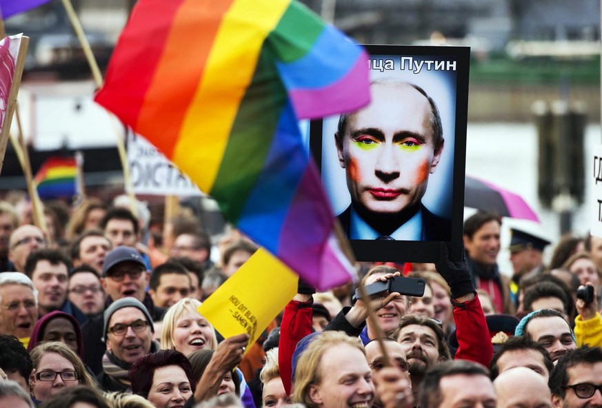 epa03654259 Demonstrators participate in a protest organised by the gay interest organization COC, near the National Maritime Museum, where Putin is having dinner, in Amsterdam, the Netherlands, 08 Ap ...