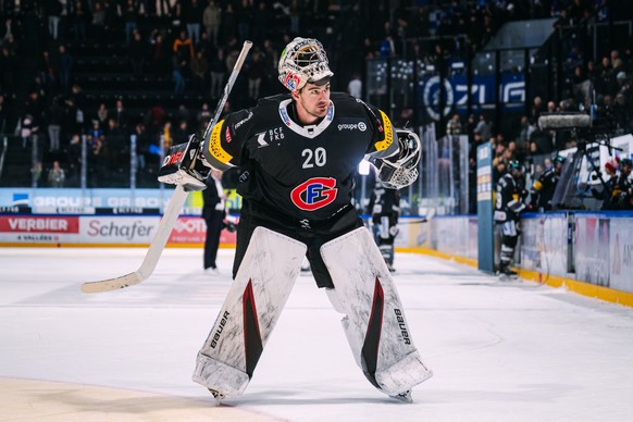 Reto Berra (HCFG) salue les fans apres le match du championnat suisse de hockey sur glace de National League entre le HC Fribourg Gotteron et le EV Zoug, ce vendredi 29 novembre 2024 a la BCF Arena a  ...