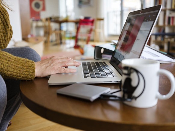 Eine Frau macht Homeoffice, fotografiert am 7. Maerz 2020 in Zuerich. (KEYSTONE/Christian Beutler)