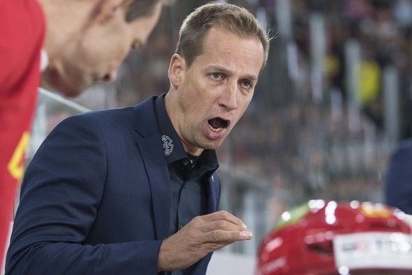 Biels Cheftrainer Antti Toermaenen erteilt Anweisungen im Eishockey Meisterschaftsspiel der National League zwischen dem EHC Biel und dem Geneve Servette HC, am Freitag, 21. September 2018, in der Tis ...