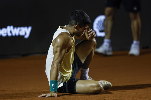 epa11168949 Carlos Alcaraz of Spain laments after suffering an injury that sidelined him from the tournament during the first set against Thiago Monteiro of Brazil at the Rio de Janeiro Tennis Open in ...