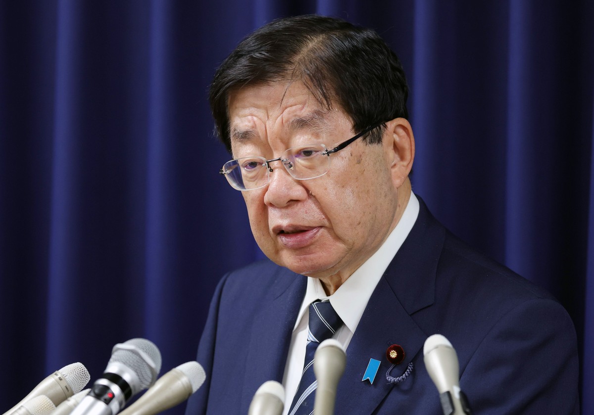 epa13182165 Japans Justice Minister Hiroshi Hiraguchi announces that the death sentence of death-row inmate Sunao Takami had been carried out, during a press conference at the Ministry of Justice in  ...