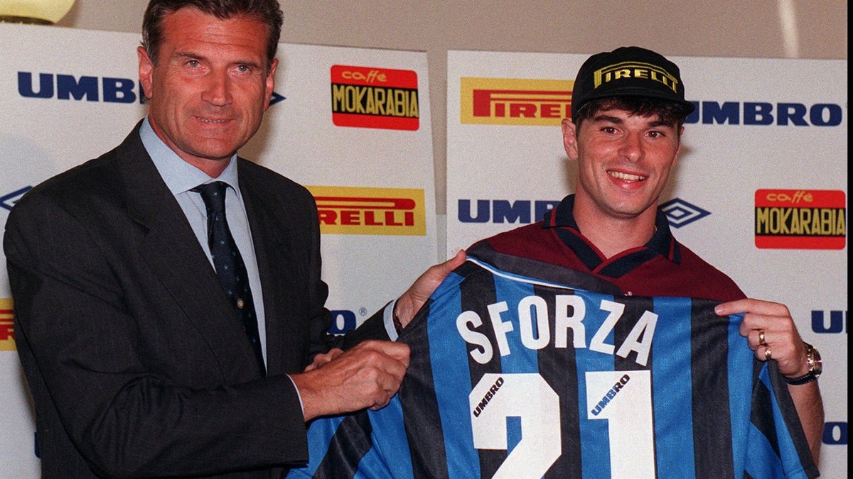 Swiss midfielder Ciriaco Sforza, right, poses with his new jersey along with Internazionale's team manager Giacinto Facchetti during the official presentation in Appiano Gentile, near Milan, Thur ...