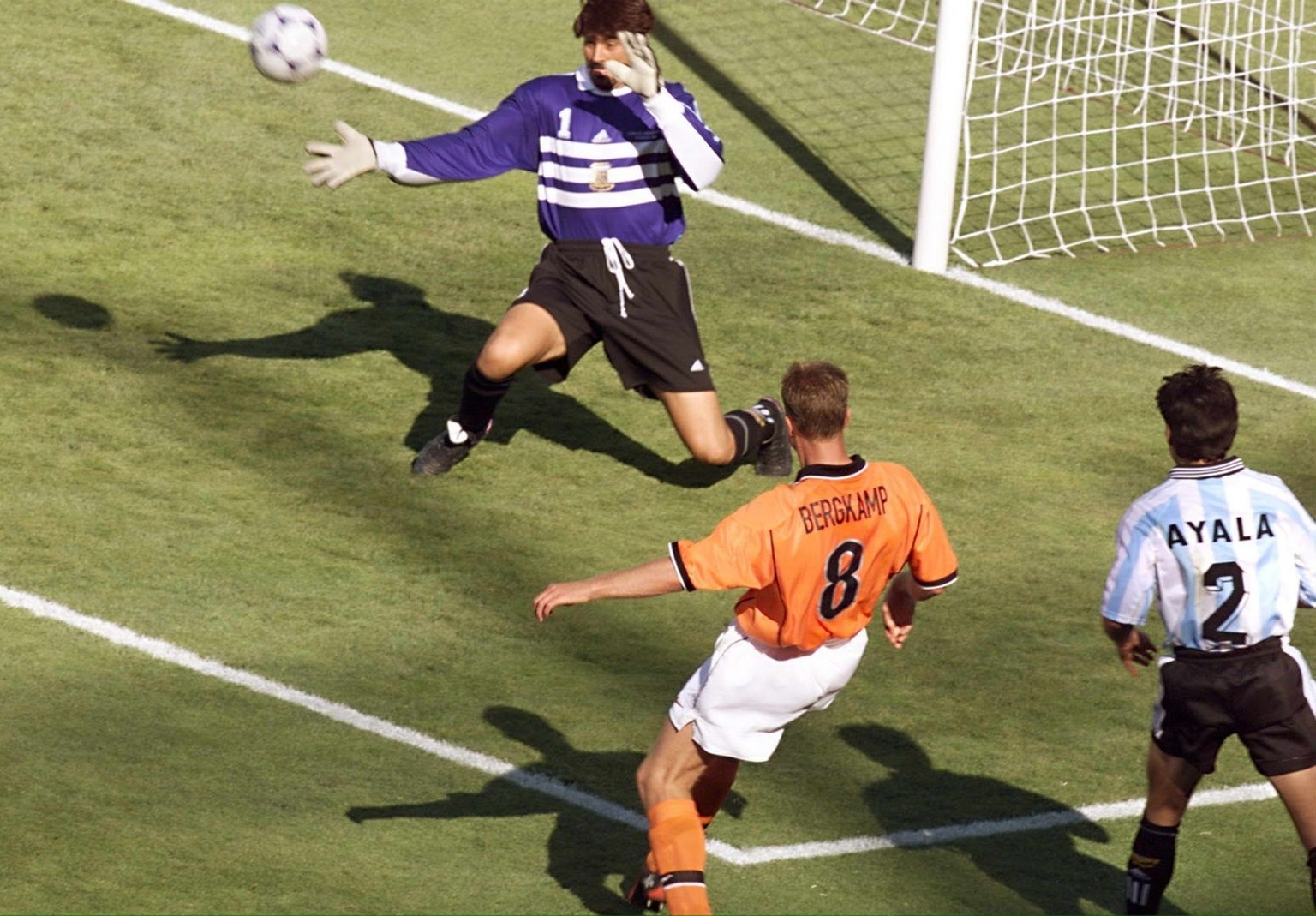 Dennis Bergkamp erzielt gegen Argentinien einen der berühmtesten Treffer der Fussballgeschichte.