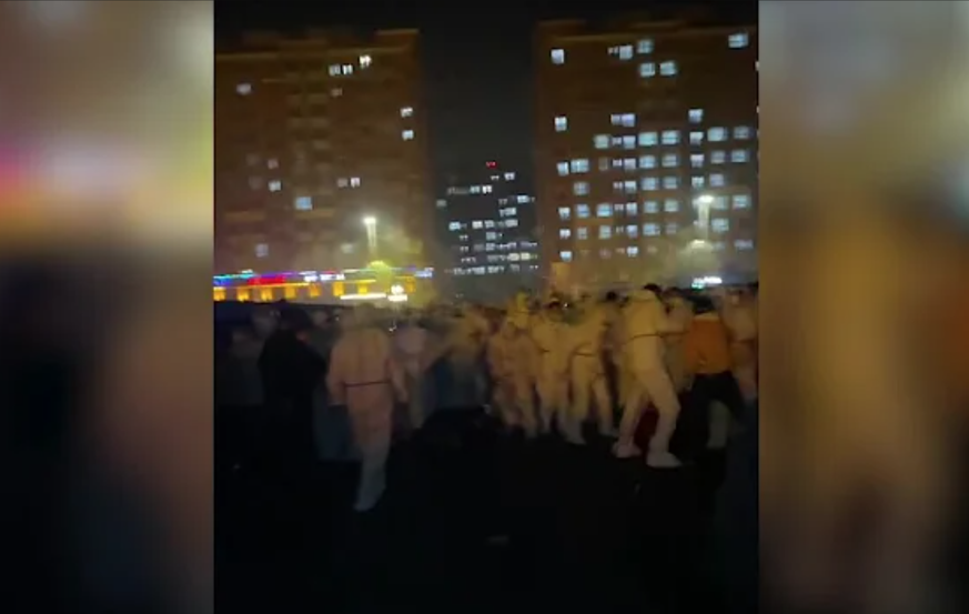 Arbeiter-Protesten in der weltgrössten iPhone-Fabrik im chinesischen Zhengzhou.