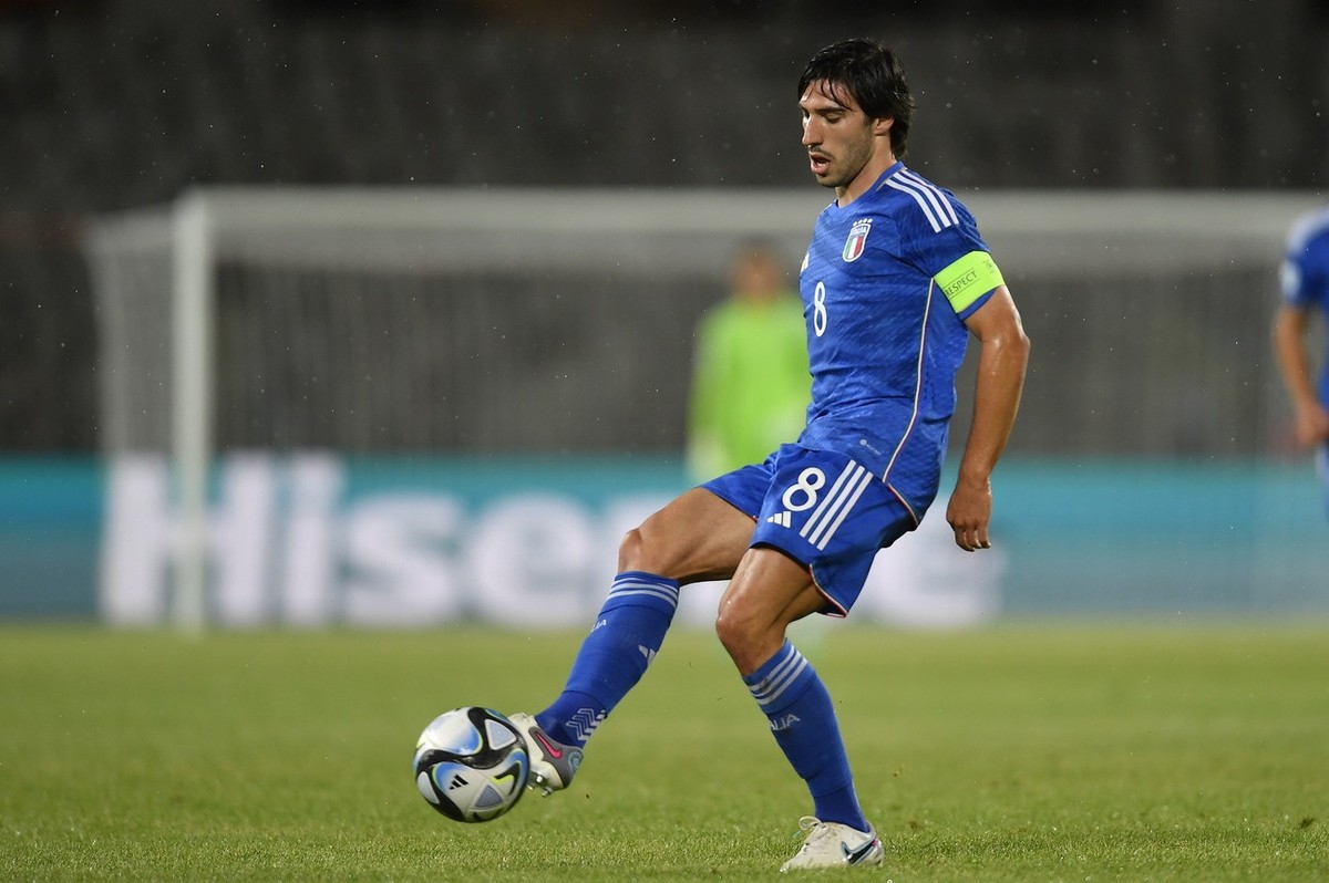 epa10715927 Italy's captain Sandro Tonali in action during the UEFA Under-21 Championship group stage match between Italy and Norway in Cluj, Romania, 28 June 2023. EPA/ALEX NICODIM