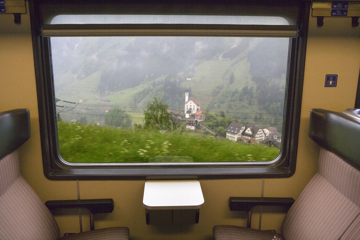 Blick aus dem Fenster eines Zuges der SBB auf die Kirche von Wassen an der Gotthardstrecke, am 4. Mai 2007. (KEYSTONE/Martin Ruetschi)View out of a train window of the Swiss Federal Railways (SBB) o ...