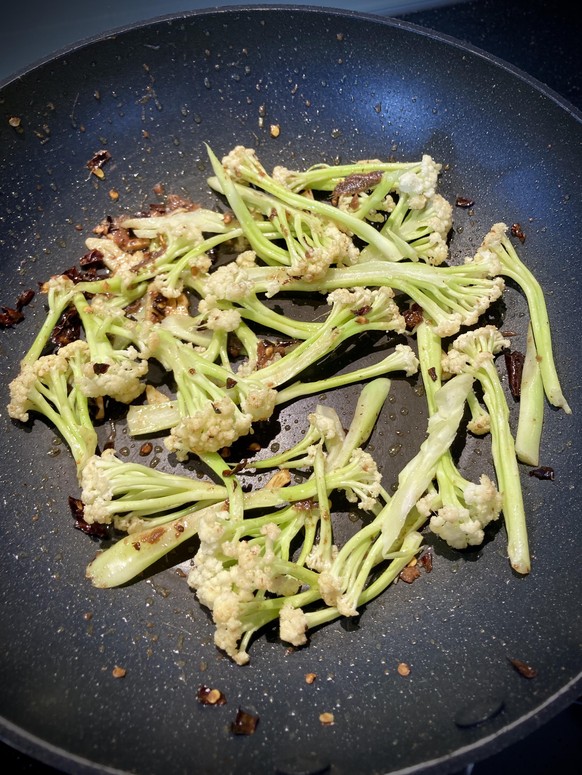 schaut mal wie oft ich diese fucking bilder uploaden musste bis sie endlich klein genug für unser fucking bilder tool waren fioretti blumenkohl spaghetti sizilien kochen essen food