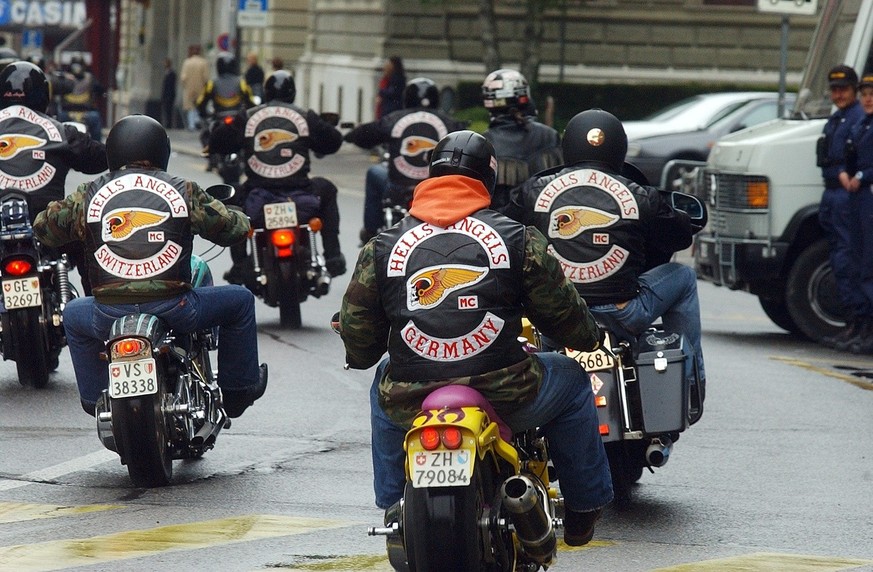 Machtdemonstration: Hells Angels fahren während einer Pro-Moto-Demo durch Bern, obwohl die Innenstadt nicht befahren werden durfte.
