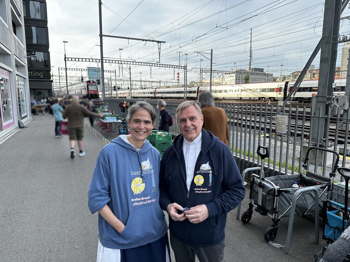 Schwester Ariane und Pfarrer Karl Wolf, die zusammen die Kleiderausgabe leiten.