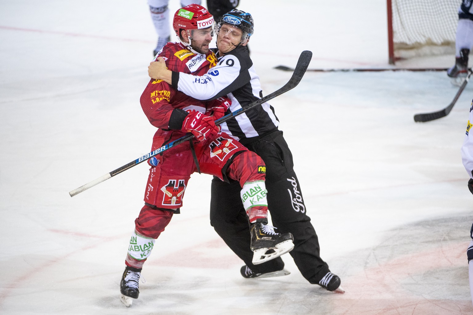 Tigers Chris DiDomenico aufgebracht und muss von Linienrichter David Obwegeser zurueck gehalten werden, waehrend dem Meisterschaftsspiel der National League zwischen den SCL Tigers und dem HC Ambri-Pi ...