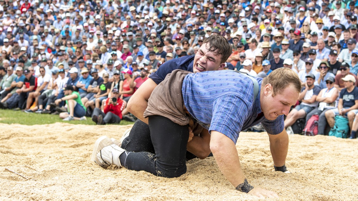 Joel Wicki, rechts, und Michael Moser, links, im 3. Gang des traditionellen Bergfest, dem Bruenig Schwinget vom Sonntag, 30. Juli 2023 auf dem Bruenig. (KEYSTONE/Urs Flueeler).