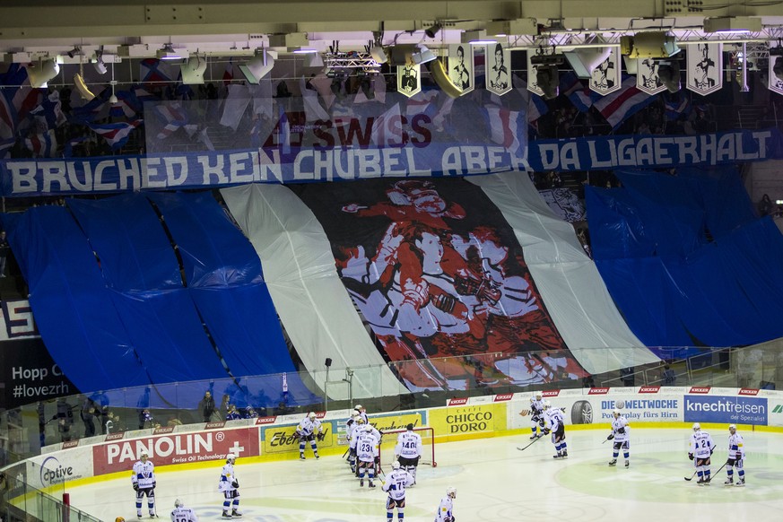 Choreographie der EHC Kloten Fans vor dem Eishockey-Meisterschaftsspiel der National League zwischen dem EHC Kloten und dem HC Fribourg-Gotteron am Sonntag, 14. Januar 2018, in Kloten. (PPR/Patrick B. ...