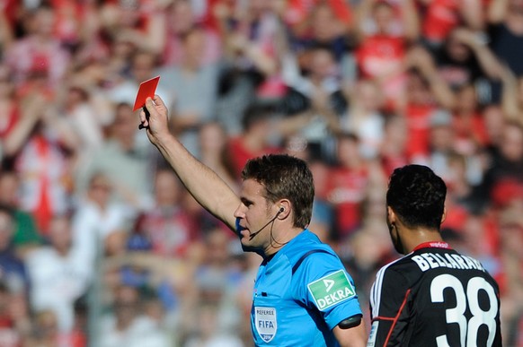 Dumm gelaufen: Schiri&nbsp;Felix Brych schickt Emir Spahic schon nach 28 Minuten unter die Dusche.