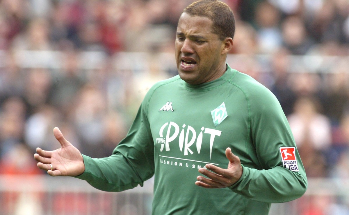 Bremen's Brazilian forward Ailton reacts during the German Bundesliga soccer match between Werder Bremen and VfL Wolfsburg Saturday, Apr. 19, 2003. Wolfsburg won 1-0. (AP Photo/Joerg Sarbach)