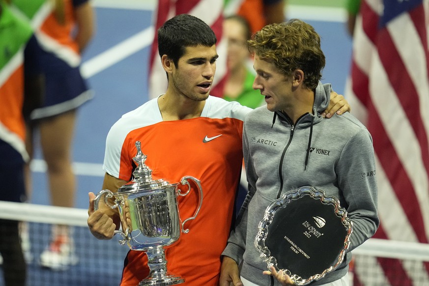 epa10179089 Carlos Alcaraz of Spain celebrates with the championship trophy after defeating Casper Ruud of Norway (R) during the men&#039;s final match at the US Open Tennis Championships at the USTA  ...