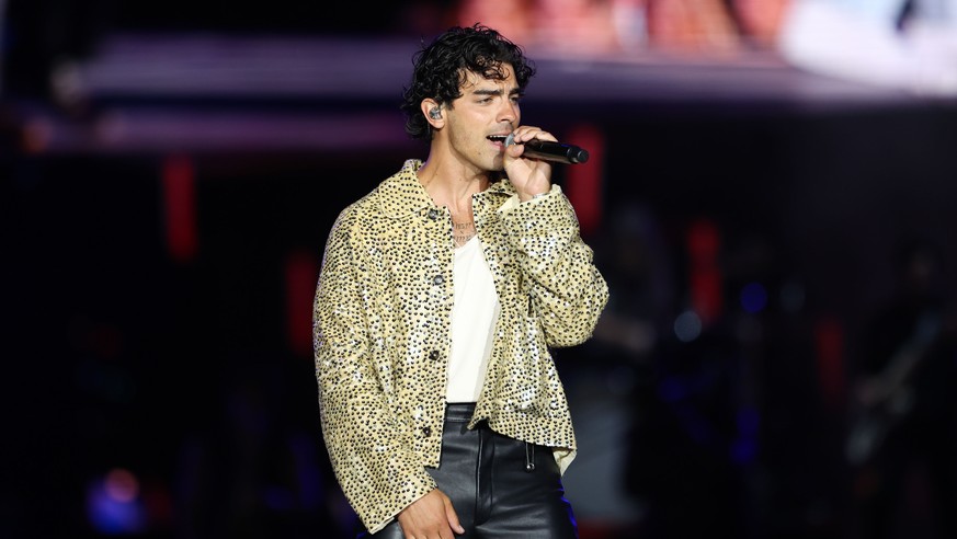 epa11431609 US singer Joe Jonas of the Jonas Brothers performs on stage on the third day of Rock in Rio 2024 festival in Lisbon, Portugal, 22 June 2024. EPA/ANTONIO PEDRO SANTOS