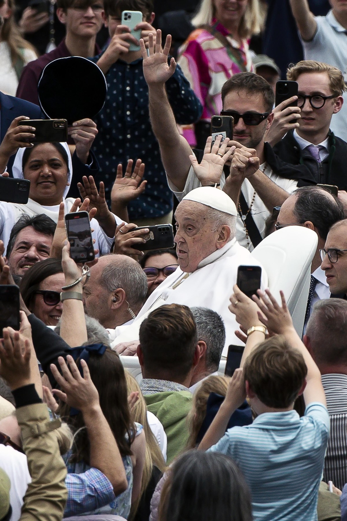 epa12042479 Pope Francis greets the faithful after the Urbi et Orbi blessing following the Easter Mass in Saint Peter's Square, in Vatican City, 20 April 2025. EPA/ANGELO CARCONI