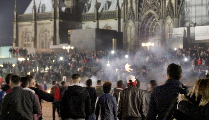 Szenen des Silvester-Abends in Köln vor dem Hauptbahnhof.