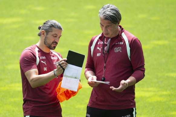 Trainer Murat Yakin, rechts, spricht mit Assistenztrainer Davide Calla von der Schweizer Fussball Nationalmannschaft bei einem Training beim WM26 Pre-Camp, am Samstag, 30. Mai 2026, im kybunpark in St ...