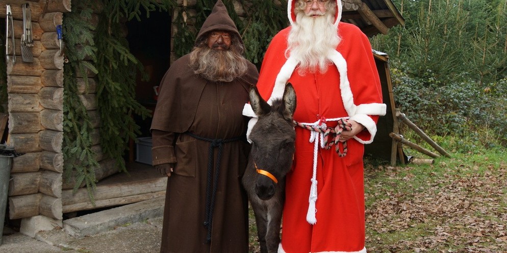 Der Samichlaus, der Schmutzli und das Eseli vor ihrem Waldhaus (Archiv)