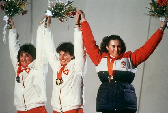 Siegerehrung der Ski-Frauen-Abfahrt an den Olympischen Winterspielen in Sarajewo, Jugoslawien, 1984. Gold und Silber gewannen die beiden Schweizerinnen Michela Figini, Mitte, und Maria Walliser, links ...