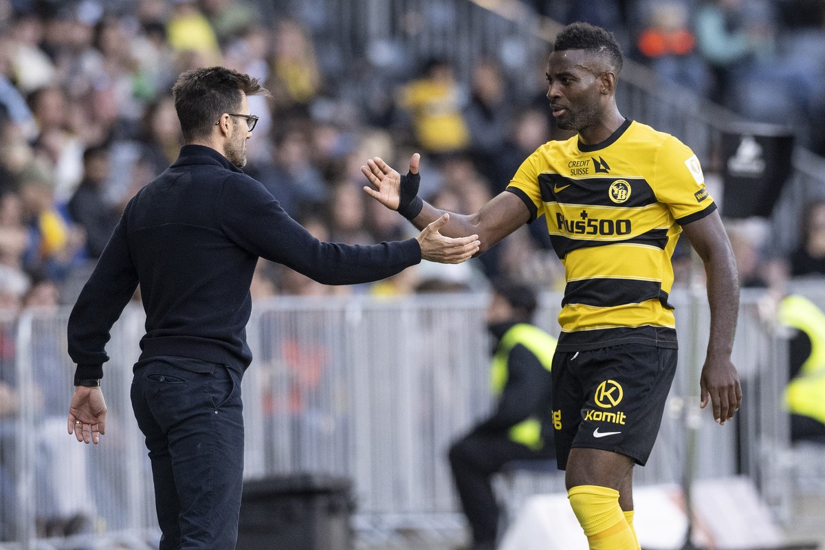 YB's Jean-Pierre Nsame, rechts, und Trainer Raphael Wicky klatschen ab im Fussball Meisterschaftsspiel der Super League zwischen den Berner Young Boys und dem FC Lugano, am Sonntag, 24. September ...