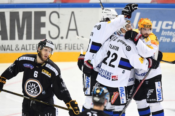 Fribourg&#039;s player Jim Slater, left, and Fribourg&#039;s player Michal Birner, right, celebrate the 2-3 goal, during the third match of the playoffs quarterfinal of the National League Swiss Champ ...