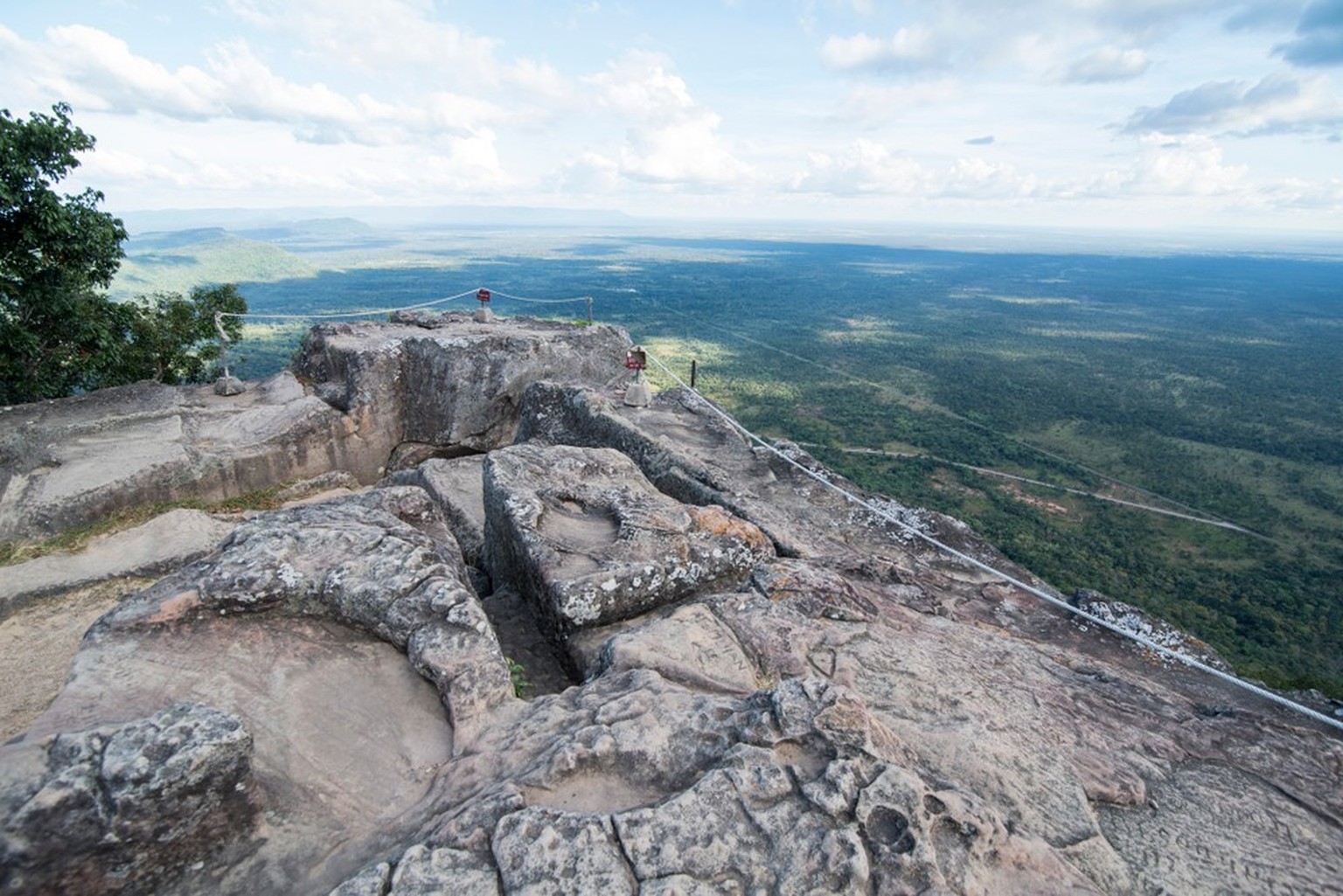 Blick von der Tempelanlage Prasat Preah Vihear in Kambodscha nach Süden.