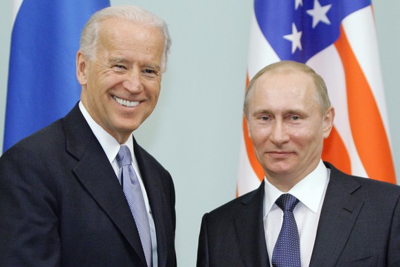 2011 schüttelt der damalige russische Premierminister Wladimir Putin (rechts) dem US-Vizepräsidenten Joe Biden die Hand. Im Juni ist nun ein Gipfeltreffen zwischen Biden und Putin in Genf geplant.