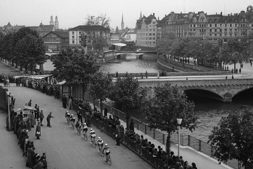 Radrennfahrer fahren an der Meisterschaft von Zuerich, der Zueri-Metzgete, am 18. Mai 1941 am Neumuehlequai entlang der Limmat in Zuerich zwischen dichten Zuschauerreihen durch. (KEYSTONE/PHOTOPRESS-A ...