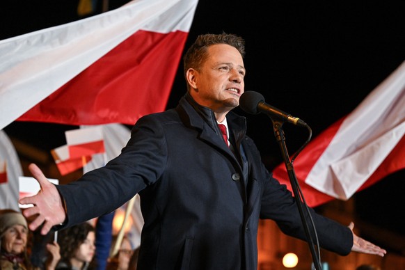 epa12115208 Mayor of Warsaw and Civic Coalition (KO) candidate for the Polish presidential election, Rafal Trzaskowski meets with local residents in Tarnobrzeg, Poland, 18 May 2025. A second round of  ...