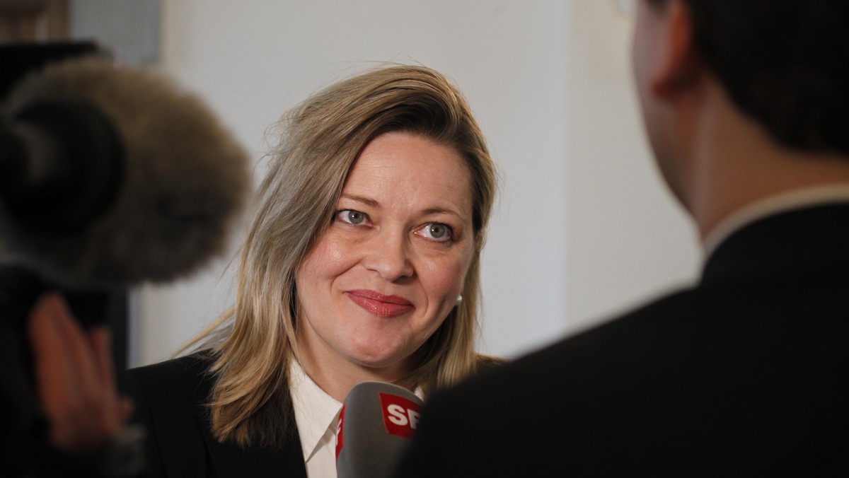 ARCHIVBILD ZUR BUNDESRATSKANDIDATUR VON HEIDI Z'GRAGGEN, AM DONNERSTAG, 18. OKTOBER 2018 ---- Geduldig beantwortet Staenderatskandidatin Heidi Z'Graggen, CVP, die Fragen der Medien am Sonnta ...