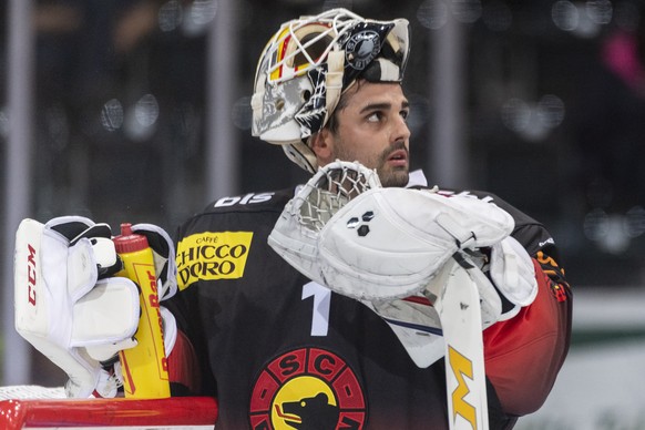 Berns Goalie Niklas Schlegel schaut in die Halle beim Eishockey Meisterschaftsspiel der National League zwischen dem SC Bern und den SC Rapperswil-Jona Lakers, am Freitag, 13. September 2019 in der Po ...