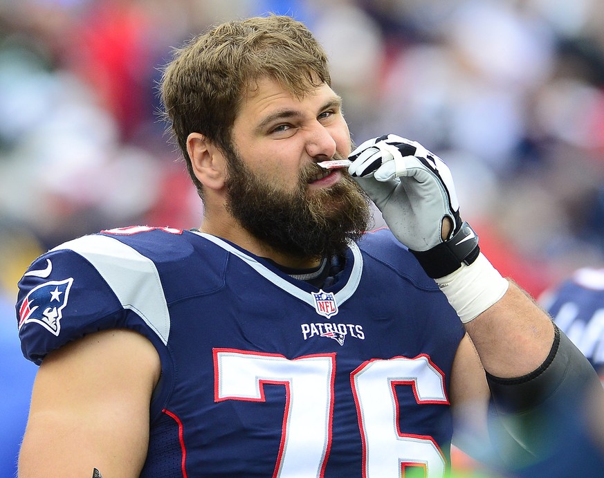epa04995811 New England Patriots tackle Sebastian Vollmer sniffs what appears to be smelling salts on the sidelines in the second quarter of the NFL game between the New York Jets and the New England  ...