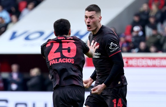 epa12839098 Patrik Schick of Leverkusen celebrates with teammates after scoring the 2-3 goal during the German Bundesliga soccer match between 1. FC Heidenheim and Bayer 04 Leverkusen in Heidenheim, G ...