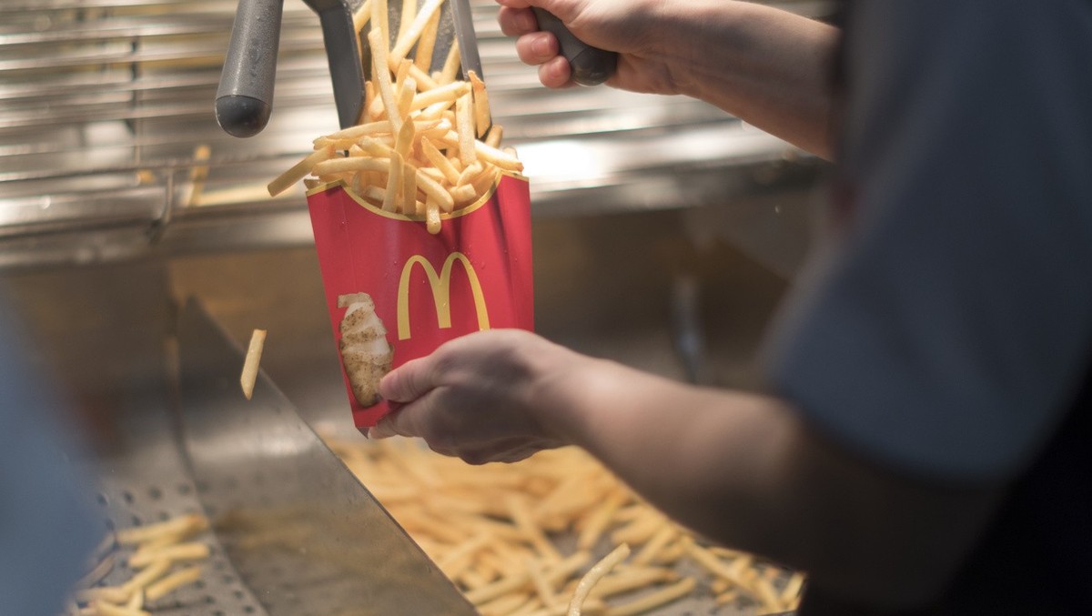 An employee fills French fries into a box in the kitchen of a McDonald's restaurant in Hinwil, Canton of Zurich, Switzerland, on January 25, 2017. (KEYSTONE/Gaetan Bally)