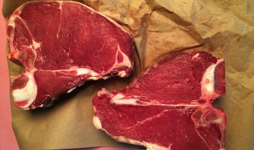 Fleisch mit T-Knochen: T-Bone Steak (oben) mit kleinem Filet-Anteil, Porterhouse mit grossem Filet-Teil.