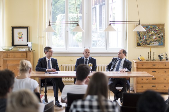 Stadtrat Filippo Leutenegger, Mitte, spricht neben dem Stadtzuercher FDP-Praesident Severin Pflueger, und SVP-Nationalrat Mauro Tuena, rechts, an einer Medienkonferenz anlaesslich seiner Kandidatur fu ...