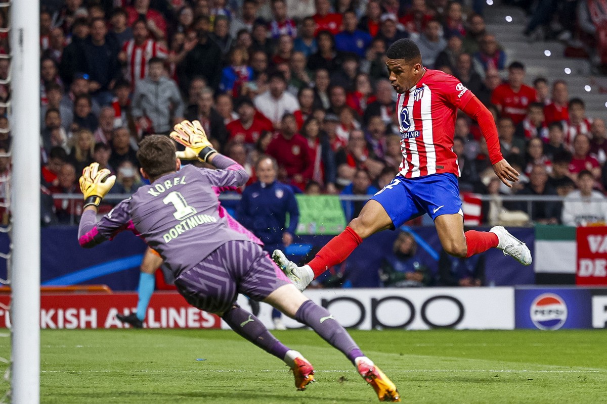 epa11271230 Atletico's Samu Lino (R) in action against Dortmund's goalkeeper Gregor Kobel (L) during the UEFA Champions League quarter-final, 1st leg soccer match between Atletico Madrid and ...