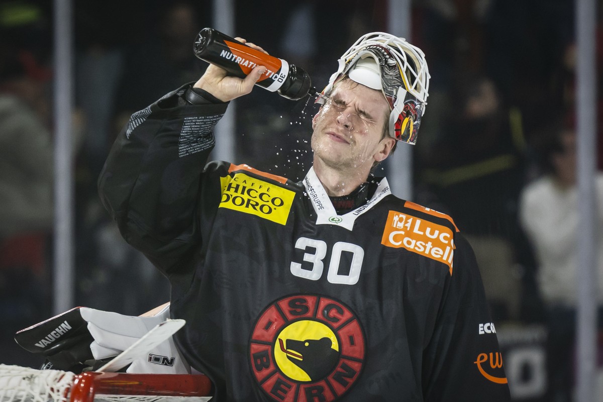 Torhueter Connor Hughes (SCB) im Eishockey Meisterschaftsspiel der National League zwischen dem SC Bern und dem Geneve-Servette HC, am Freitag, 2. Oktober 2026 in der PostFinance Arena in Bern. (KEYST ...