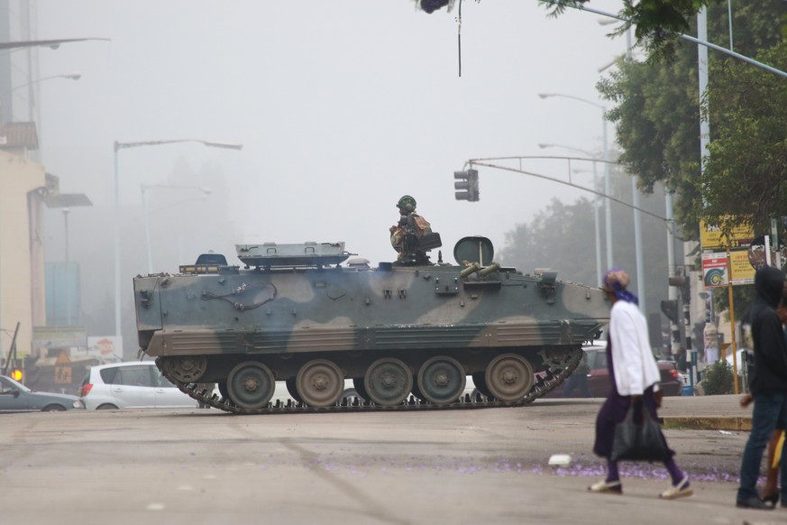 Panzer in Harare: Die Armee hat die Macht in Simbabwe übernommen.