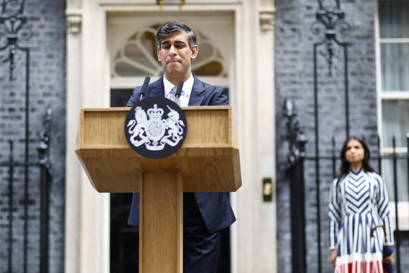 epa11458667 Britain&#039;s outgoing Prime Minister Rishi Sunak (L) is watched by his wife Akshata Murty (R) as he makes a speech outside of No. 10 Downing Street, in London, Britain, 05 July 2024. Bri ...