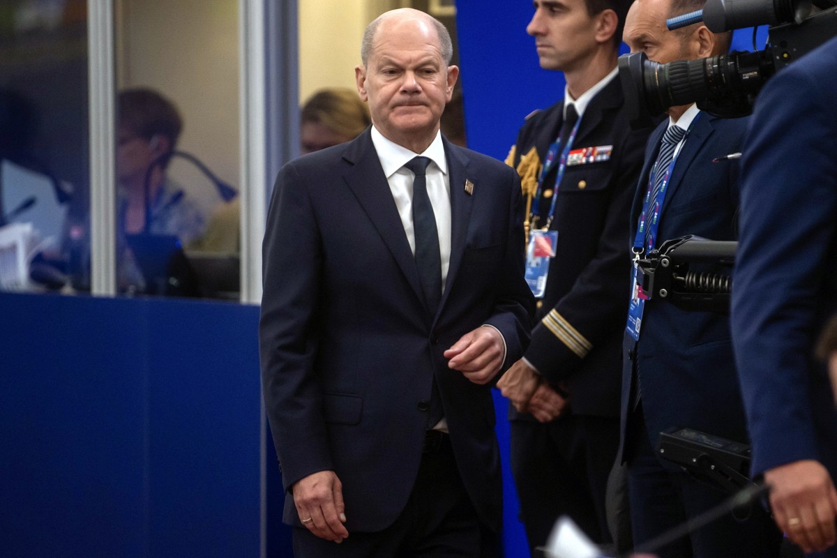 epa11709677 German Chancellor Olaf Scholz (C) attends an informal summit of the European Council at the Puskas Arena in Budapest, Hungary, 08 November 2024. The informal meeting takes place following  ...