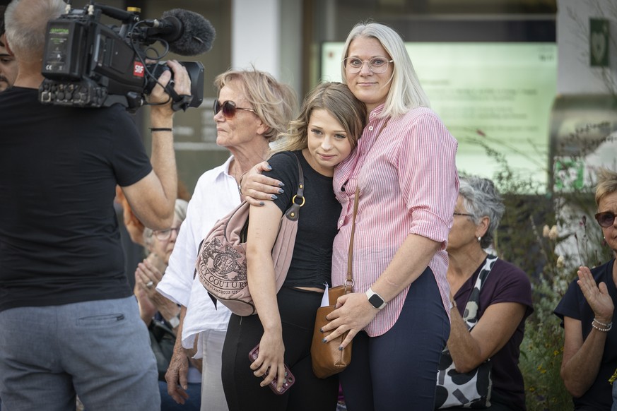 KEYPIX - Iwona L. umarmt ihre Tochter Paula, bei einer Mahnwache gegen sexualisierte Gewalt, am Montag, 27. Juli 2026 in Untersiggenthal. (KEYSTONE/Andreas Becker)