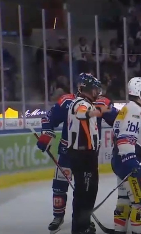 Umstrittenes Tor ZSC Lions vs. EHC Kloten: Das Kein-Tor-Zeichen von Schiedsrichter Stefan Hürlimann.