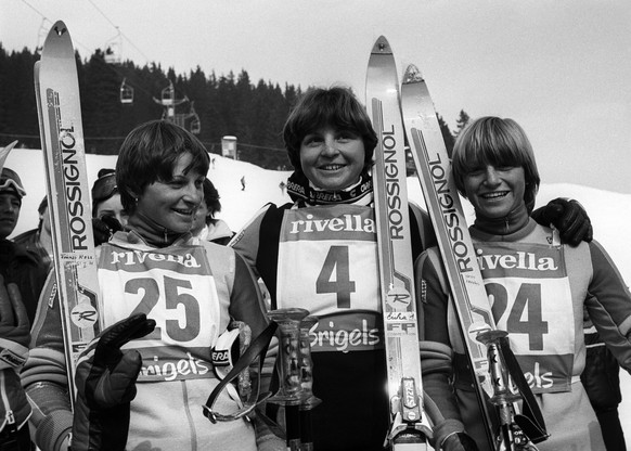 Erika Hess, Mitte, die neue Riesenslalom-Schweizermeisterin Erika Hess mit ihren Cousinen Fraenzi, links, und Monika, rechts, aufgenommen am 21. Februar 1981 bei den Ski Alpin Schweizermeisterschaften ...