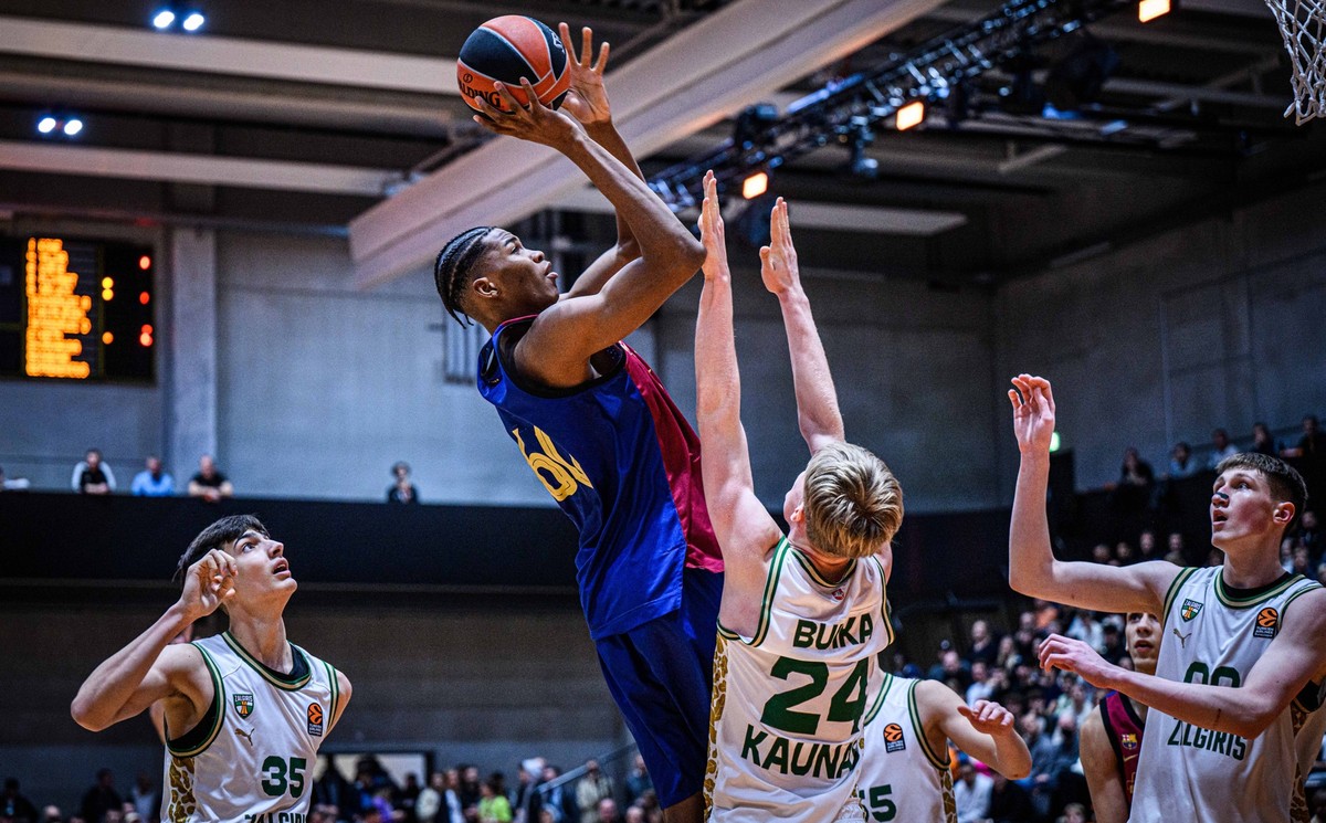 Neu Ulm, Deutschland, 09.02.25: Mohamed Dabone U18 FC Barcelona, Barca und Dovydas Buika U18 Zalgiris Kaunas im Zweikampf waehrend des EuroLeague Next Gen Finale Spiels zwischen U18 Zalgiris Kaunas vs ...