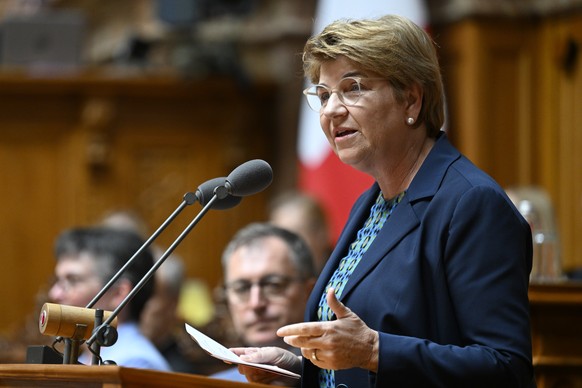 Die scheidende Bundesraetin Viola Amherd spricht kurz vor der Ersatzwahl in den Bundesrat durch die Vereinigte Bundesversammlung, am Mittwoch, 12. Maerz 2025 im Nationalratssaal in Bern. (KEYSTONE/Ant ...